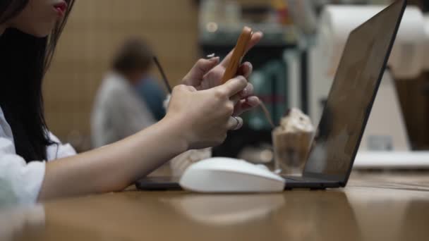 Азиатка Работающая Кофейне Ноутбуком Подключенным Интернету Через Компьютер Девушка Набирает — стоковое видео