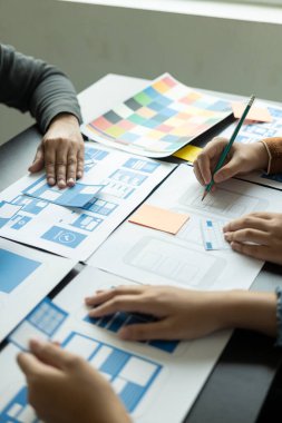UI UX web tasarımcılarından oluşan bir ekip, modern telefonlar üzerinde iyi çalışan ve sistem güncellemelerini destekleyen bir mobil yanıt veren web sitesi geliştirmek için birlikte çalışıyor. Web sitesi geliştirme kavramları UI UX