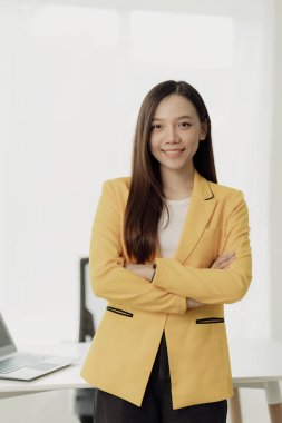 Ofiste evrakları olan mutlu Asyalı iş kadını Yıllık giderleri hesapla Mali rapor, bilanço, belgede mali kayıtlar, dikey