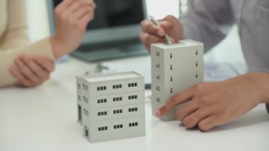 Bir satış temsilcisi ev ya da daire satın almak için ev satın alma sözleşmesi önerir. Ya da kredi faizi, sigorta müşterisi ve emlakçının ofiste el sıkışması hakkında konuşabilirsiniz.