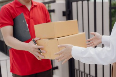 Lojistik konsepti A paketi ya da teslimat servisi çevrimiçi alışveriş, nakliye ya da e-ticaret için bir hizmet sağlayıcısının ya da ürünün kapısında duruyor. - Cep telefonuyla ödeme yaparken yakın plan görüntüsü