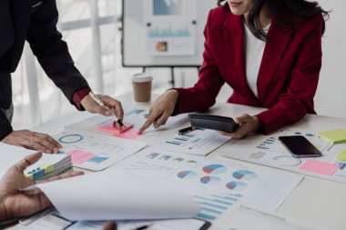 Bir grup zeki Asyalı iş adamı iş yerindeki finansal veri grafiklerini analiz etmek için bir araya geliyor. Genç bir girişimci takımı. Yönetim tatmin olana kadar projeyi sunun..