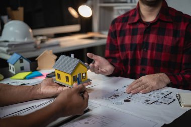 Mühendislerden oluşan bir ekip, konut ve konut kavramı proje türlerinin yapısal analizi ve planlarının tasarlanmasına yardımcı oluyor..
