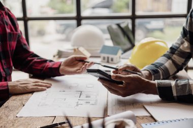 Mühendislerden oluşan bir ekip, konut ve konut kavramı proje türlerinin yapısal analizi ve planlarının tasarlanmasına yardımcı oluyor..
