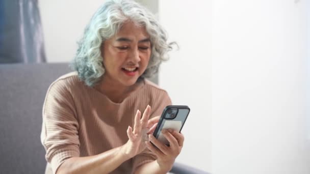 Een Oudere Aziatische Vrouw Gebruikt Een Smartphone Een Online Betaling — Stockvideo