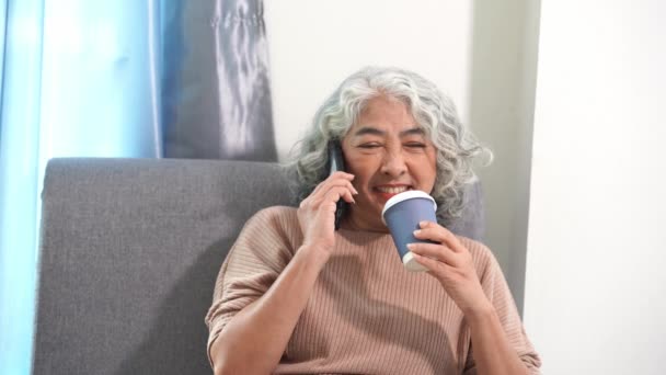 Starší Asiatka Používá Zařízení Chytrým Telefonem Napsání Online Platby Hrát — Stock video