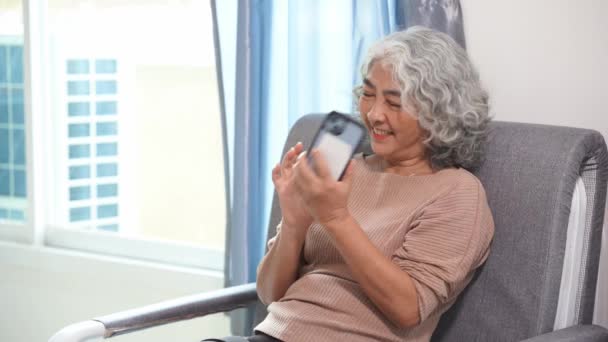 Een Oudere Aziatische Vrouw Gebruikt Een Smartphone Een Online Betaling — Stockvideo