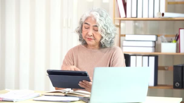 Anciana Mujer Asiática Haciendo Papeleo Escritorio Computadora Mientras Está Casa — Vídeo de stock