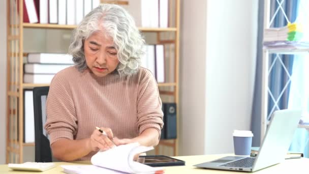 Starší Asijská Žena Dělá Papírování Počítačovém Stole Zatímco Doma Vážná — Stock video