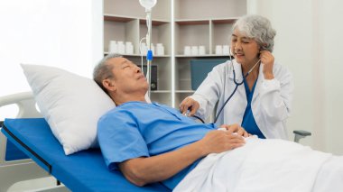 Hastanın sağlığını inceleyen kıdemli Asyalı kadın doktor genel muayene geçmişi için temel prosedürler fiziksel muayene, gastrit, yüksek tansiyon, tıbbi danışman konsepti...