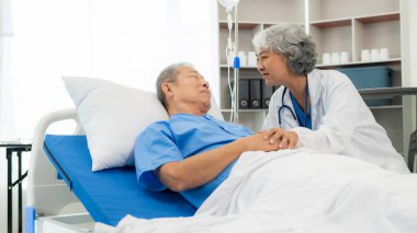 Hastanın sağlığını inceleyen kıdemli Asyalı kadın doktor genel muayene geçmişi için temel prosedürler fiziksel muayene, gastrit, yüksek tansiyon, tıbbi danışman konsepti...