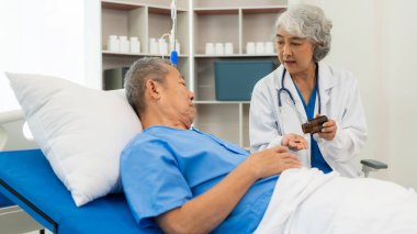 Hastanın sağlığını inceleyen kıdemli Asyalı kadın doktor genel muayene geçmişi için temel prosedürler fiziksel muayene, gastrit, yüksek tansiyon, tıbbi danışman konsepti...