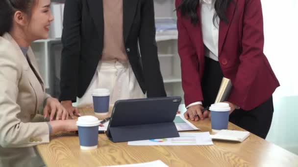 携带手提电脑和文件的年轻亚洲妇女商业会议 讨论项目财务报告 — 图库视频影像