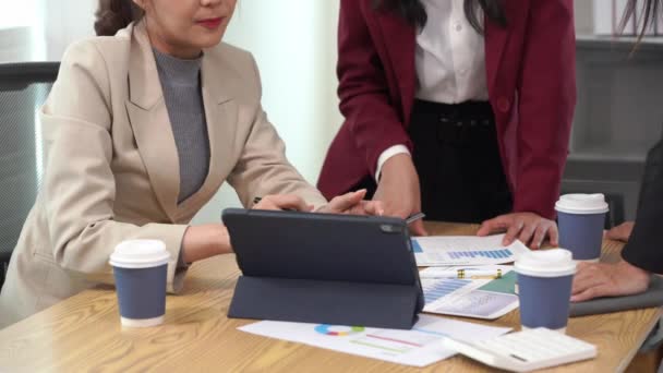 프로젝트 보고서를 논의하기 노트북과 문서를 아시아 여성의 비즈니스 비즈니스 — 비디오
