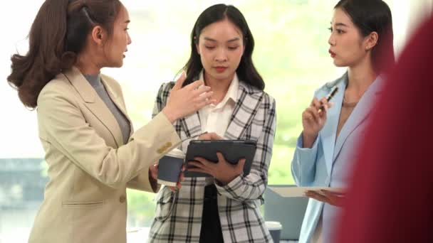 Genç Asyalı Kadınların Dizüstü Bilgisayarları Belgeleriyle Bir Araya Gelerek Proje — Stok video
