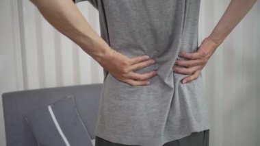 Yaşlı Asyalı adam boynuna dokunduğunda boğazı ağrır, sağlık ve emeklilik sigortası yaptırır. Hasta, yaşlı bir adamın boynunu ve sırtını germesi, İspanyolca, işkence kavramı..