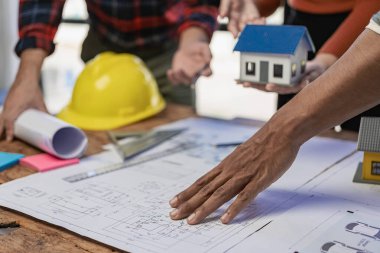 Mühendislerle ya da mimarlarla ortaklar ve mekanda modeller ve planlar yaratmak için mühendislik araçlarıyla çalıştıkları projeler için bir araya gelmek. Yakın plan resimler.