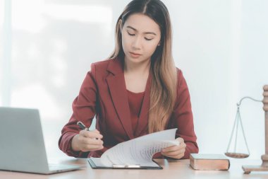 Hukuk bürosunda çalışan avukat ya da avukat kadın avukatla çekiç, avukata danışmanlık ve hukuk mahkemesi yargıcı konsepti