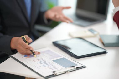 Bir grup iş adamı birlikte çalışır ve pazarlama stratejilerini tartışırlar. İş ekiplerinin uzun vadeli finansal planlarla ilgili planlama becerileri var. Yakın plan resimler.