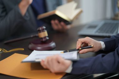 Yargıç çekiç ve avukat. Yargıç, bir hukuk firmasında, avukatta, ortakta ya da avukatta sözleşme şartlarını görüşmek için takım toplantısı düzenliyor. Yakın plan resimler.