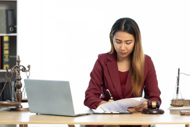 Ofiste ya da mahkemede çalışan kadın avukat, müşteri sözleşmesini adalet tanrıçası Themis 'in heykeliyle onayladı. çevrimiçi hukuki tavsiye