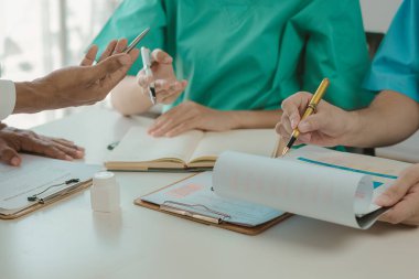 Bir grup doktor, bir toplantıda hasta sağlığı teşhisini tartışıyor. Hastanede ya da ofiste birlikte bir plan ya da strateji oluşturun. Ekip olarak çalışan bir grup tıbbi personel..