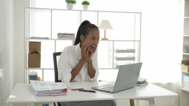 Genç Asyalı iş kadını iş prensiplerini hesaplamak için hesap makinesi kullanıyor. Yıllık mali raporun hazırlanması, hesap makinesinden alınan denetim sonuçları Gelir beyan edilen vergi oranını sayın.