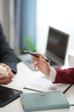 İş adamlarıyla buluşup analiz etmek, tartışmak ve beyin fırtınası yapmak. veri tablosu mali rapor mali danışman Ekip çalışması ve yakın plan resim muhasebe kavramı.