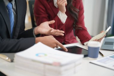 İş adamlarıyla buluşup analiz etmek, tartışmak ve beyin fırtınası yapmak. veri tablosu mali rapor mali danışman Ekip çalışması ve yakın plan resim muhasebe kavramı.