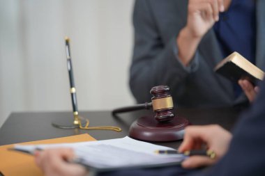 Tecrübeli avukatlar müşterilere tavsiyelerde bulunur. Zorlu davalarda yardımcı olmak hukuki süreci açıklamak ve anlaşmanın şartlarını tartışmak hukuki hizmetlerin yakın plan resimleri