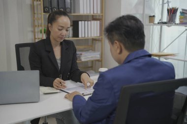 Emlakçılar gayrimenkul yatırımları ve finansal kavramlara ev sahipliği ve hayat sigortası teklif ediyorlar.