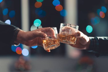 Adam, alkol, iş adamı, yaşam tarzı, viski, yiyecek ve içecek, iş başarısı kutlama konsepti. t