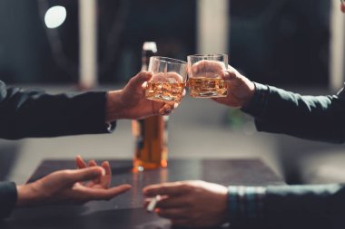 Önlük takan dört çalışan kollarını göğüslerine kavuşturarak ayakta durdular..