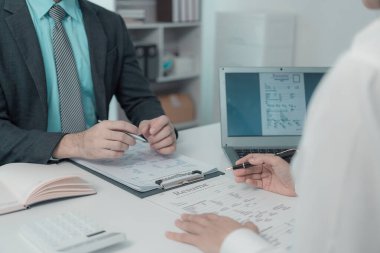 İnsanlar iş görüşmeleri ve özgeçmişleri okumak için patrona özgeçmiş gönderiyorlar. Çalışanların iş başvuru konsepti yakın plan resimleri.