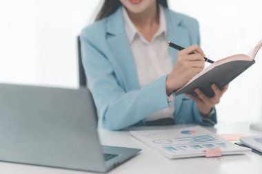 Mali uzmanlar ve analistler, evlerindeki mali raporları hesaplamak için belge ve hesap makineleriyle çalışıyorlar..