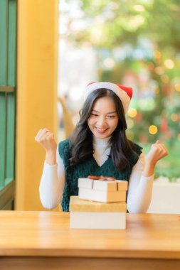 Güzel, genç Asyalı bir kadın hediye kutusuyla mutlu bu sahnenin bir Noel ağacı ve bulanık bir geçmişi var..