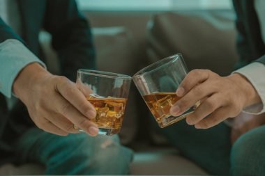 İki genç adam bir barda otururken içki içmekten zevk alıyor. Yaşam tarzı, yiyecek ve içecek konsepti.