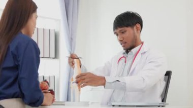 Ofiste ruh sağlığından bahseden bir kadın. Terapist, psikolog ve hasta danışmanı. Beyaz üniformalı profesyonel doktor sonuçları ya da belirtileri tartışmak için konuşur. Öğüt ver.