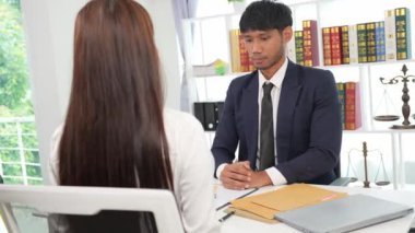 İki erkek ve kadın avukat sözleşmeleri ve anlaşma kavramlarını tartışıyor. Müvekkillerle istişarede bulunan avukatlar gayrimenkul ve finans hukuku hakkında konuşuyorlar