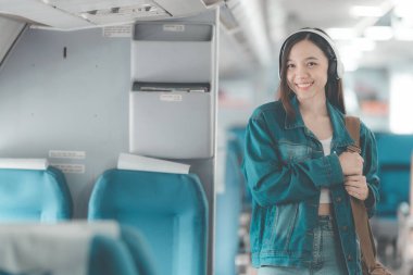 Genç Asyalı kadın uçakla yürüyor, seyahat konsepti.