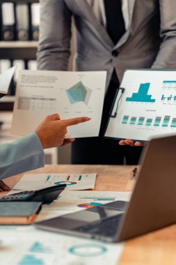 Toplantı odasında mali durumu analiz etmek ve tartışmak üzere toplanan yatırım danışmanları, mali danışmanlar dikey bir şekilde