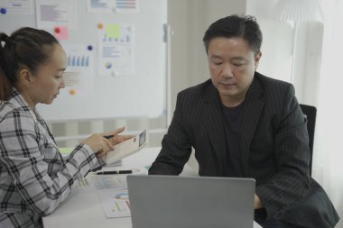 İki Asyalı iş toplantısı ve mali raporlarla çalışma, yatırım için iş planları, konut ve mülkler üzerindeki ipotekleri tartışmalar.