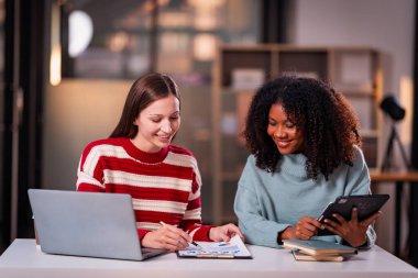 İki kadın yeni proje fikirlerinin sunumu, pazarlama planları ve başarılı olması için iş yatırımlarını tartışır, tartışır, tartışır, çalışır..