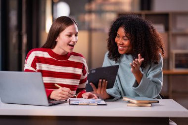 İki kadın yeni proje fikirlerinin sunumu, pazarlama planları ve başarılı olması için iş yatırımlarını tartışır, tartışır, tartışır, çalışır..