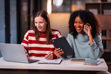 İki kadın yeni proje fikirlerinin sunumu, pazarlama planları ve başarılı olması için iş yatırımlarını tartışır, tartışır, tartışır, çalışır..