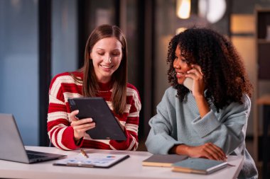 İki kadın yeni proje fikirlerinin sunumu, pazarlama planları ve başarılı olması için iş yatırımlarını tartışır, tartışır, tartışır, çalışır..
