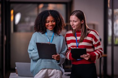 İki kadın yeni proje fikirlerinin sunumu, pazarlama planları ve başarılı olması için iş yatırımlarını tartışır, tartışır, tartışır, çalışır..