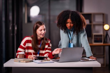 İki kadın yeni proje fikirlerinin sunumu, pazarlama planları ve başarılı olması için iş yatırımlarını tartışır, tartışır, tartışır, çalışır..