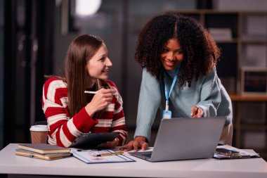 İki kadın yeni proje fikirlerinin sunumu, pazarlama planları ve başarılı olması için iş yatırımlarını tartışır, tartışır, tartışır, çalışır..