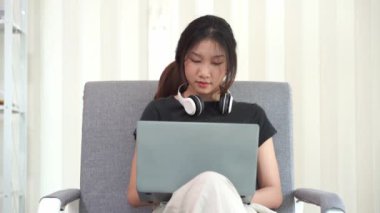 Ağ bağlantısı için dizüstü bilgisayarı olan kadın. Mutlu kadın ve bilgisayar teknoloji senkronizasyonu için kanepede.